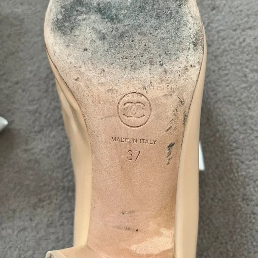 CHANEL Cream Patent Leather Heels with White Bow - Picture 4 of 4